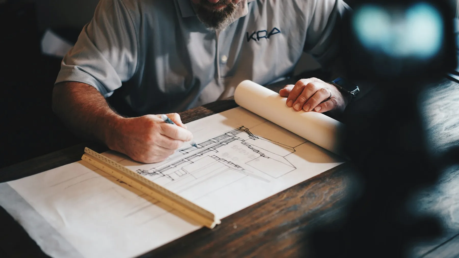 Planos arquitectónicos y herramientas de trabajo