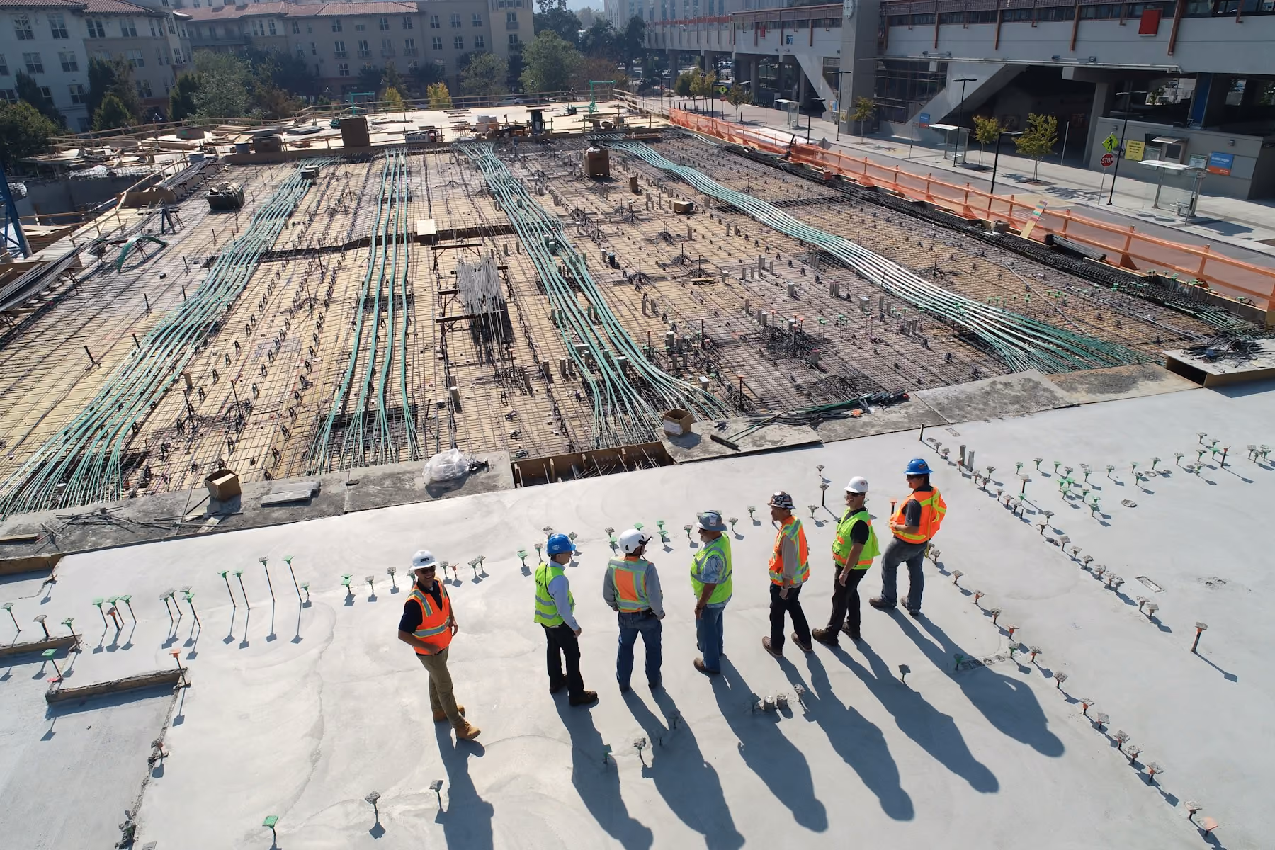 Planos y materiales de arquitectura sobre una mesa